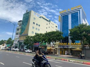 mtkd lê văn việt ~ 7m*30m = 210m2. ctxd : 1 hầm 7 tầng. ngay bệnh viện quận 9. giá bán : 42 tỷ tl