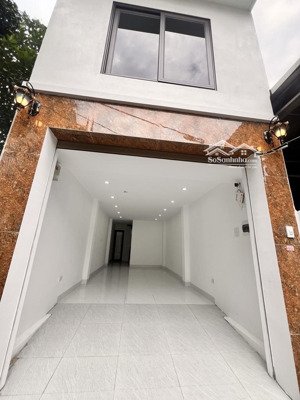 ô tô ngủ trong nhà. gara rộng rãi. nhà xây đơn lập 6 tầng, đã có thang máy