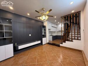 Cần bán siêu phẩm Nguyễn Khang 32m2, 5T, ô tô đỗ cửa, gần phố