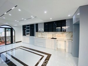 ở đây có nhà đẹp như hoa hậu long biên