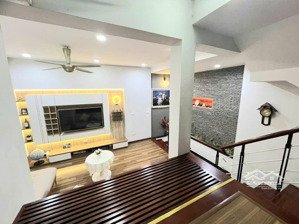 nhà ô tô, lô góc, ngõ thông, dân xây thiết kế thoáng, rất lý tưởng để ở cho gia đình 2-3 thế hệ