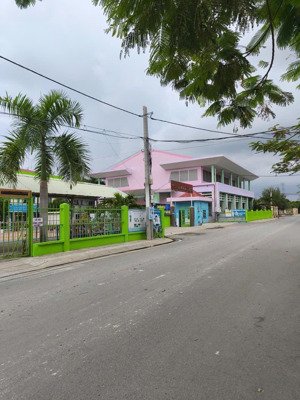 bán đất đường 12 m- dt: 249,1m2 - giá 8,9tỷ- nhơn đức - nhà bè
diện tich: ngang 9,4m dài 26,5m