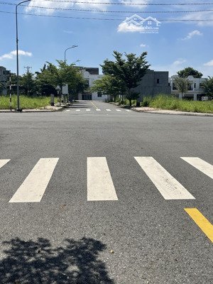 lô góc 2 mặt tiền cực đẹp khu dân cư tuấn điền phát , tân uyên hcm dt 115m2 ngang 8 giá 1 tỷ 980 tl