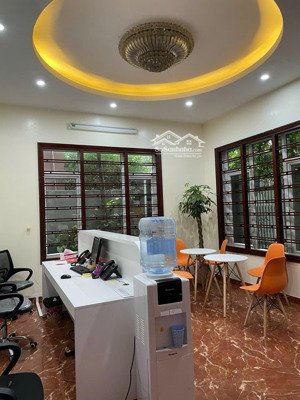 cc cho thuê bt sân vườn dt 180m2 , 3,5t tầng, mt8m, phố trần đại nghĩa, vỉa hè 5m, giá 40tr/th.