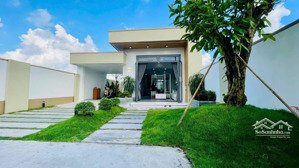 villa sân vườn ven sài gòn _có hồ bơi
vạn người mê 8,1x31m 252m