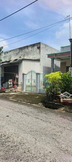 nhà trọ giá: 7.6tỷ, dt: 15x20m, 2 dãy nhà trọ, và 1 nhà cấp 4, đường số 7, long hậu, long an