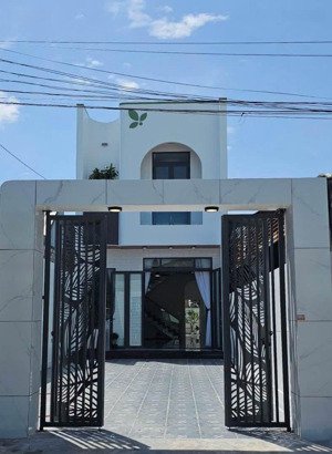 đi nước ngoài bán gấp nhà ngô quyên, phường 8, quận 10, giá 3,68tỷ, hẻm 5m