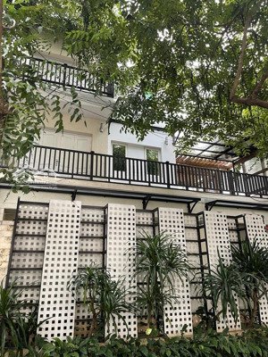 cho thuê bt kđt mễ trì hạ, nam từ liêm, hn. dt 220m, 4 tầng, mt 10m, ô tô đỗ cửa. giá 50tr/th