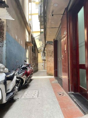 bán nhà vĩnh hưng hoàng mai nhà dân xây. 30m ra ô tô. full nội thất.
dt: 33m_ 5 tầng _ 3 phòng ngủ.