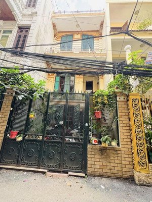 cần bán gấp nhà 4 tầng, 70m2 phố hào nam, mặt tiền 4,3m, nở hậu, ô tô trong nhà