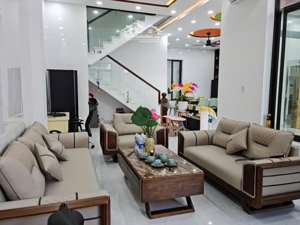 biệt thự giữa trung tâm cần bán, phù hợp gia đình nhiều thành viên.