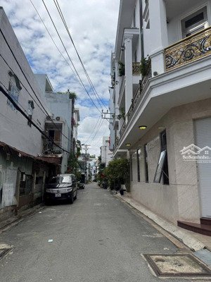 giảm 0.45tỷ - nhà 3 tầng kiên cố - hẻm xe hơi thông - chỉ còn 4.55tỷ.