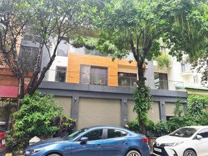 cho thuê tầng 1 + 2 tại mễ trì hạ dt 300m2/2 sàn, mặt tiền 13m cực đẹp, giá chỉ 60tr/tháng