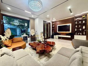 siêu phẩm 105m. hoàn thiện full nội thất đẳng cấp, chi tiết. vị trí đẹp , gần công viên bể bơi