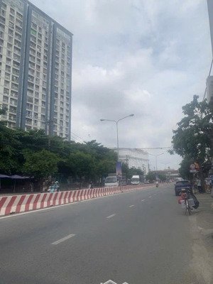 siêu phẩm 5 tầng góc 2 mặt tiền kinh doanh đường dt 743c , phường dĩ an tp hcm , dt 212m ( 7 x 30 )