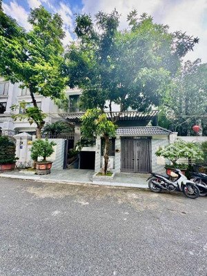 biệt thự đẳng cấp - nội thất cao cấp - kđt xa la - phân lô - vỉa hè - hầm gara oto - ô chờ thang má