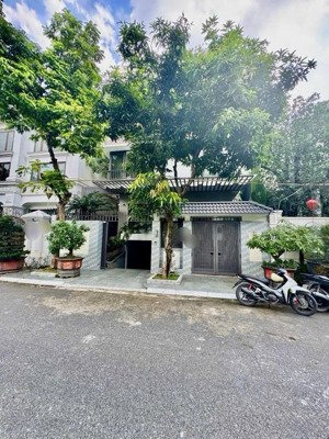 băn gấp siêu biệt thự xa la hà đông, có tầng hầm, ô chờ tm, diện tích 225m - 4 tầng - mặt tiền 11m.