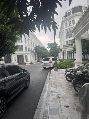 bán bt liền kề kđt louis city hoàng mai. diện tích dt93m x5 tầng,giá 32 tỷ.lh 