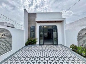 bán nhà cấp 4 nằm trong khu dân cư, vị trí siêu đẹp 4.2 x 26 sổ hồng riêng, thổ cư 100%