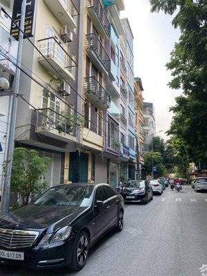 b.án nhà trung tâm cầu giấy,nhà đẹp ở ngay.
dt 38m 5 tầng 13,7 tỷ
nhà phân lô- ô tô vào nhà