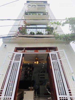 lô góc, ô tô đỗ cửa, sát hồ điều hoà cự khối