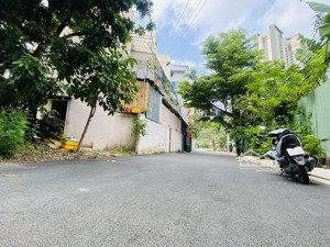 chỉ 8.5 tỷ 5.6x22 nhà 2 mặt hẻm thoáng cạnh ubnd tp thủ đức cũ