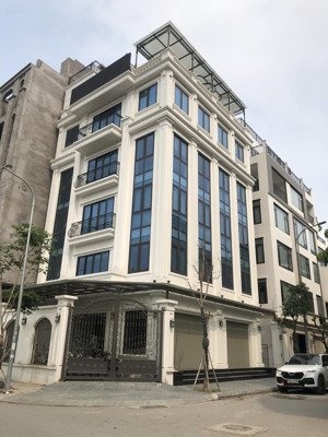 cho thuê nhà nguyên căn tại fivestar đình thôn. dt : 60 m * 6 tầng. mt : 6 m .chia phòng, thang máy