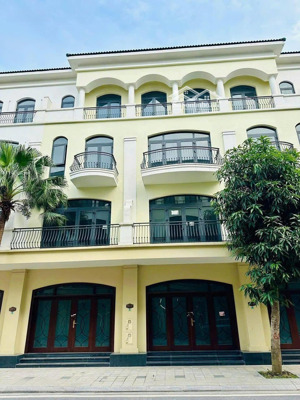 cần bán gấp chà là 70 m2, giá 9,8 tỷ . cạnh công viên bể bơi nội khu . sẵn sổ