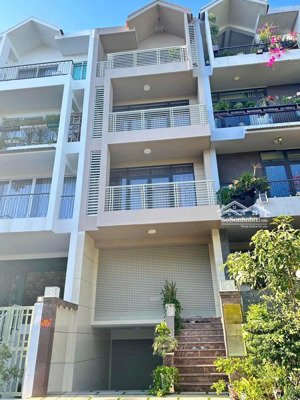 nhà đường huỳnh văn bánh diện tích: 5x19m, hầm trệt 3 lầu cho thuê