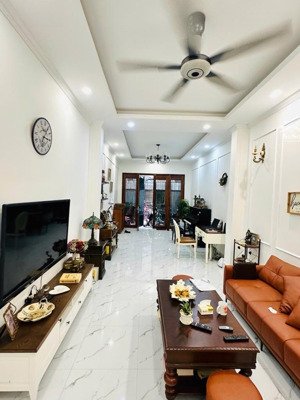 bán nhà rộng 126m2 2 mặt thoáng trước sau ngõ thông tứ tung trung tâm đống đa 17,65 tỷ