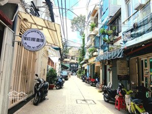 chỉ 6,3 tỷ nhà nguyễn trãi, 3 tầng, nội thất xịn xem là thích ngay. liên hệ vũ anh.