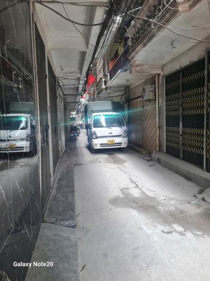 chính chủ cần bán gấp nhà phân lô đẹp long lanh trục chính giải phóng khu vực hiếm nhà bán.