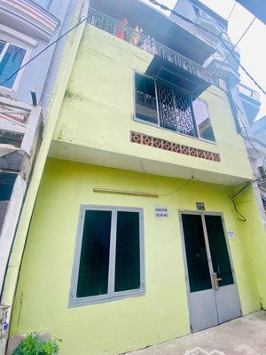 tôi cần cho thuê nhà 3 lầu nguyên căn hoặc tầng trệt tại trung tâm lê văn sỹ q3. giá 11,5tr/ tháng