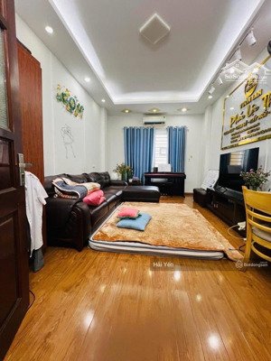 bán nhà đường cầu giấy, gần kđt dịch vọng 32m2 x 6 tầng. ngõ thông, ô tô cách 10m, giá 10,6 tỷ