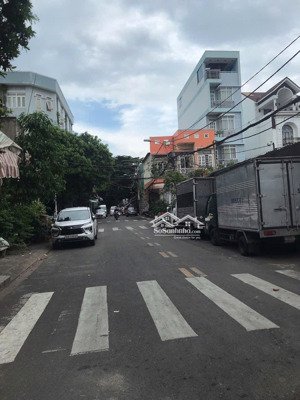 mt đường d11. đường 16m dt: 4x25m nhà trọ đang cho thuê 18 tr/ th