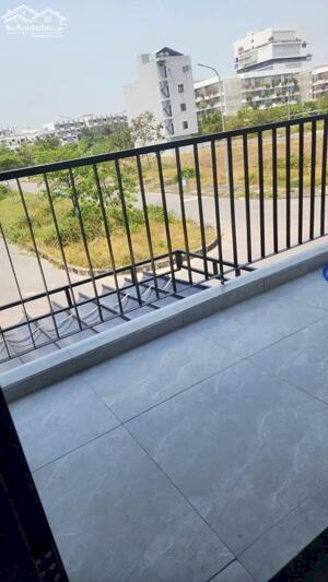 CỰC HIẾM _ BÁN TÒA CĂN HỘ MẶT TIỀN _ 3 TẦNG, 9PN, 102M² _ KHU FPT SÁT LÀNG ĐH _ GIÁ : 8.3 TỶ