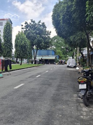 siêu phẩm nhà hiếm 3 tầng siêu đẹp vị trí vip q9