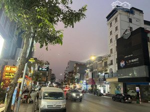 chính chủ bán căn nhà mặt phố đường hạ long. bãi cháy. vị trí trung tâm buôn bán sầm uất