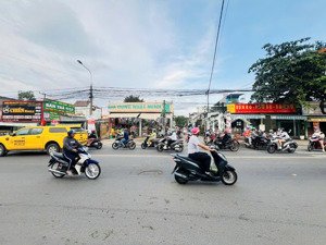 bán nhà góc 2 mặt tiền bùi văn hòa, p. long bình, vị trí kim cương đối diện công viên & ql51