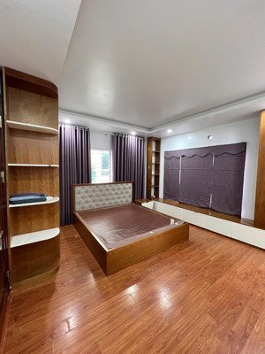 cho thuê nhà 5 tầng vừa ở vừa kinh doanh mặt tiền 5.6m ô tô vào nhà