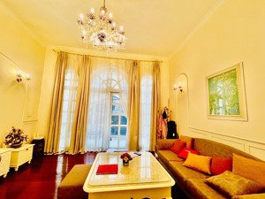 siêu phẩm hàng hiếm lõi đống đa 111m2 oto đỗ cửa, mặt tiền quyền lực 5.5m nở hậu, sổ vuông vắn