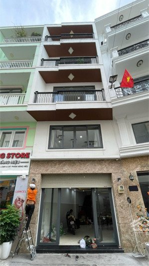 nhà nguyên căn 5 tầng 4.28x10,6 m