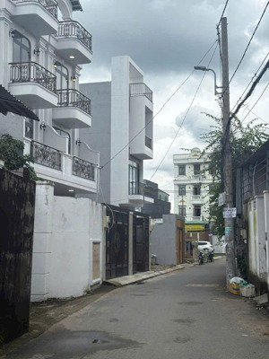 nhà 3 tầng 2 mặt tiền ô tô 7 chỗ vào. tt trường thọ. dt 70m2 giá chỉ 7tỷ5 thương lượng.