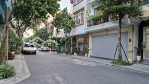 nhà 4 tầng lô góc 82m + 2 vỉa hè 2 bên - 23,950 tỷ- khu 918 phúc đồng , cạnh sân golf long biê