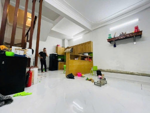 nhà đẹp ở ngay ngõ nông gần phố trung tâm mỹ đình gần các trường học , chợ , siêu thị.