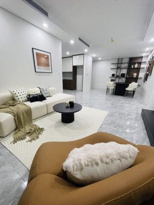 chính chủ nhà bán căn hộ 82.5m2 - 2pn view ngoại khu full nội thất sẵn ( giá tốt )