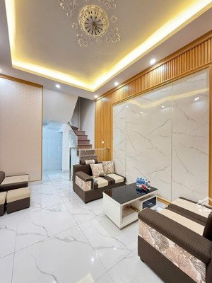hiếm. nhà hoàng quốc việt. 38m2. 5 tầng đẹp. ở ngay. ô tô vào nhà. hàng xóm cán bộ. giá chỉ 7.6 tỷ