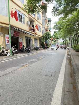 bán nhà trung tâm quận hoàng mai 35m,mặt tiền rộng 5m ra ô tô, full nội thất giá 10 tỷ nhỉnh