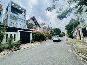 chính chủ lâu đời bán đất tặng nhà 2 tầng giá quá tốt mt đường 835 10m sổ vuông đẹp