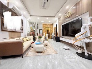hoa hậu thuỵ phương nhà 5 tầng, diện tích 40m2, thang máy, mặt ngõ rộng, ô tô vào tận nhà